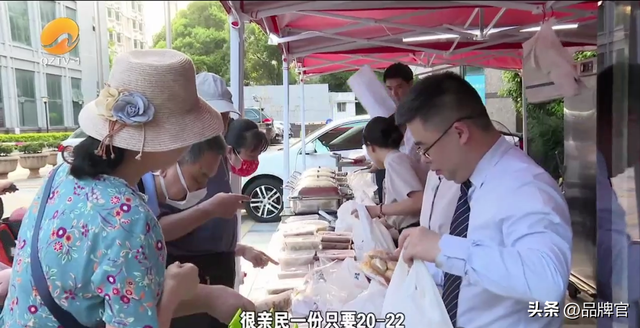 街边的廉价小吃，被捧成了吃不起的样子，专割年轻人的“韭菜”