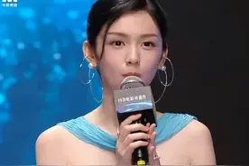 面对央视镜头，周也一脸厌恶，连招呼都不打，被指耍大牌不分场合图片