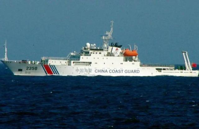 菲律宾35艘船包围黄岩岛，052D携海警迎战，马科斯反问中国一句话