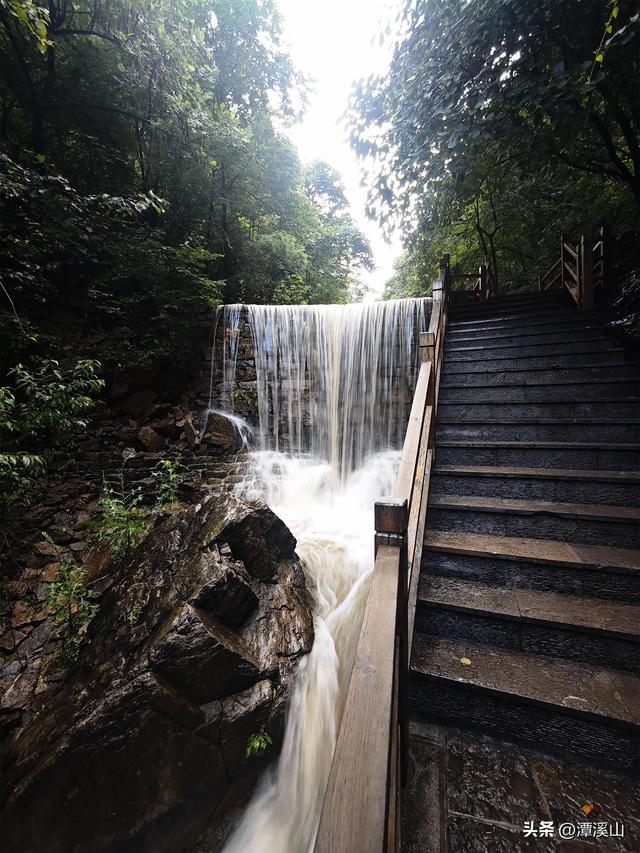 淄博潭溪山雨后现飞瀑奇观