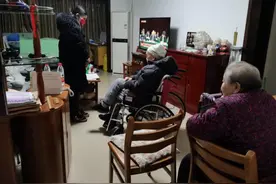 社区协助修轮椅 保障民生解民忧图片