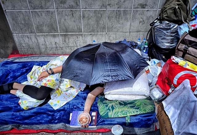蜗居在纽约的中国穷人，男女混住毫无隐私，为何依旧不愿回国？