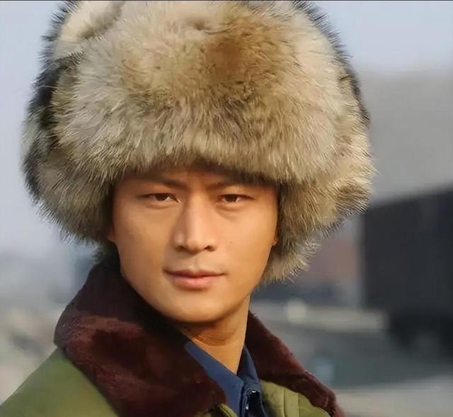 演了83部戏都没红，颜值不输靳东演技不输张译，如今47岁还在拍戏