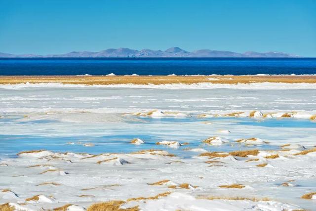 西藏天湖冬日变蓝宝石秘境，千里冰封宛如异星