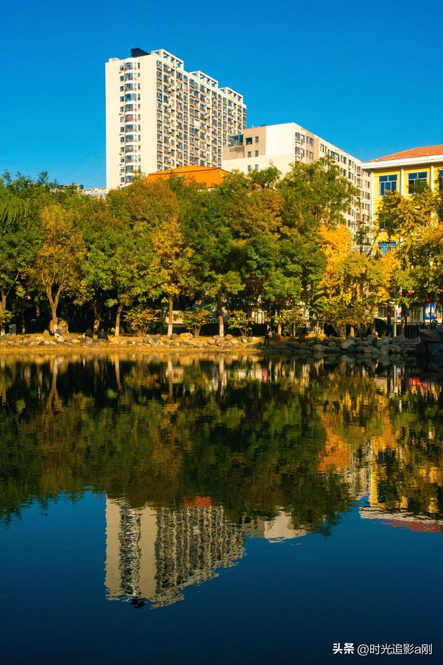 老楼与新厦，共枕一湖秋光！