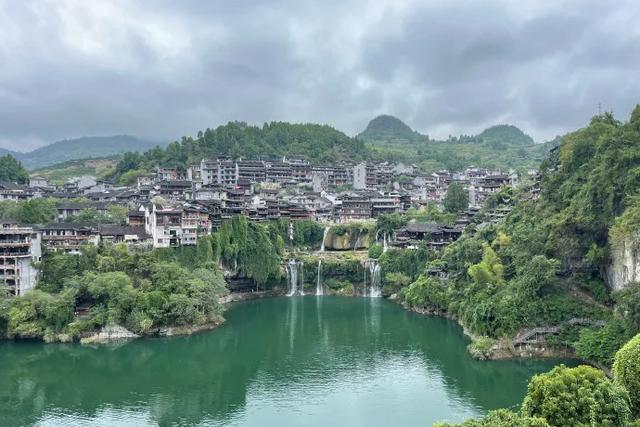 湖南这个千年古镇，被誉为“土家第一镇”，挂在瀑布上的千年王宫