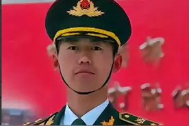 天安门最帅升旗手张自轩转业后，现状十分罕见，如今过得如何？图片