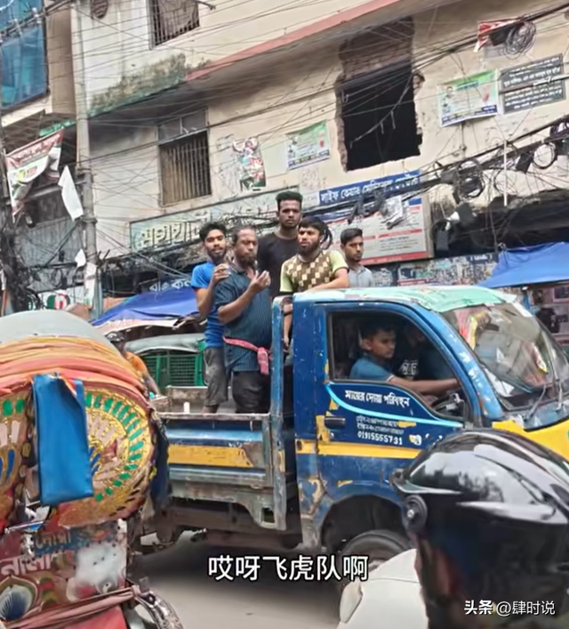网友探秘恒河下游贫民窟，眼睛睁不开 全程干呕，小孩躺泥水里打滚
