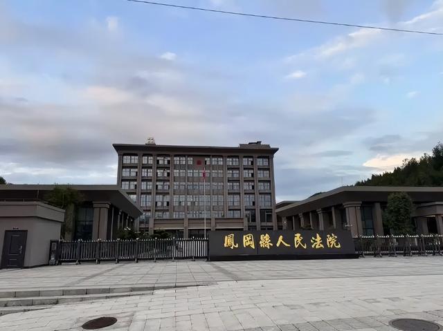 男子毒杀儿女出庭受审！逼喝3瓶农药，孩子挣扎抓烂床，父亲冷眼拍照