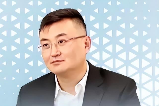 一个都跑不掉！华为600万年薪高管，带13人偷芯片，如今下场解气