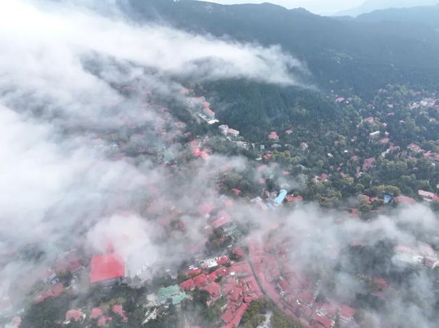 庐山云瀑撼世现