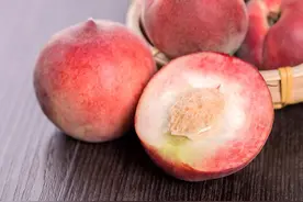 医生坦言：桃子大量上市，这2类人要谨慎，别再随便吃了图片