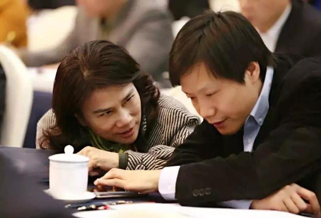 董明珠逛成都太古里，穿粉装大笑毫无架子，70多岁仍在拼事业