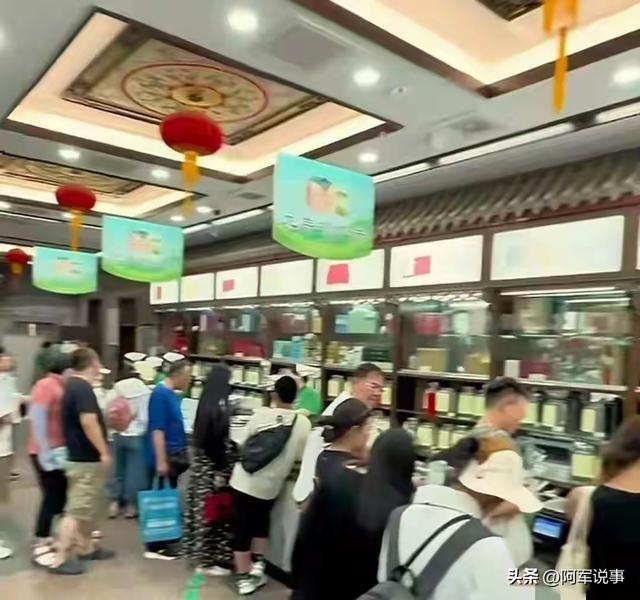 大量日本游客涌入北京，打着旅游幌子不去旅游不吃美食，为啥来？