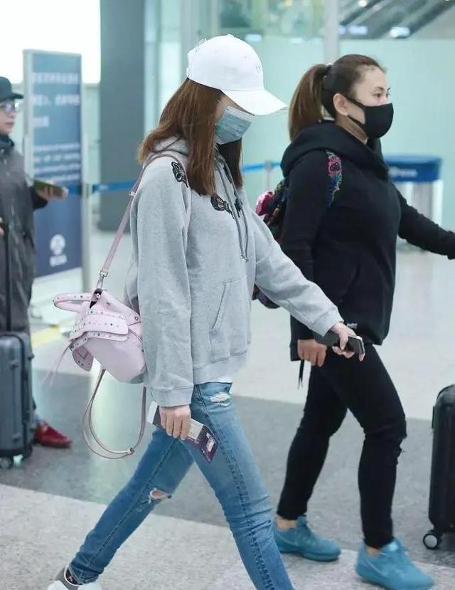 看了林心如的穿搭，我悟了：卫衣不配阔腿裤、短靴，才更洋气减龄