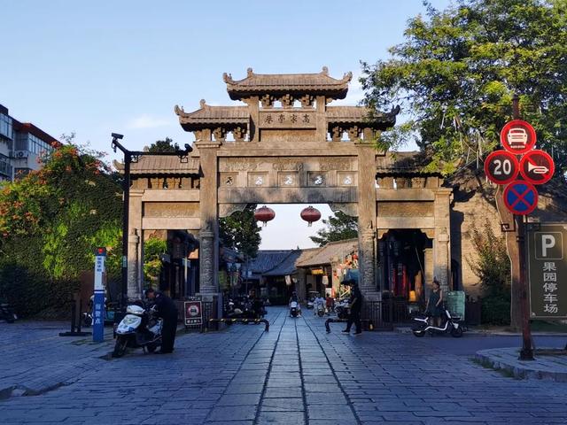 山东，有一座2000年前的一线城市，去青州古城赶一场槐花雨