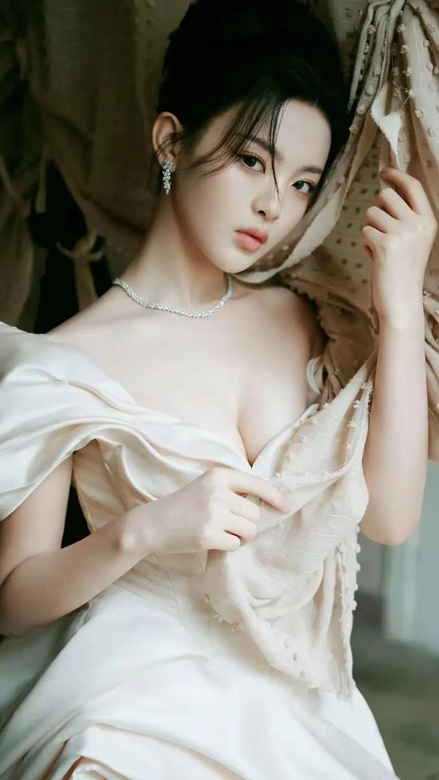 杨超越：美的也太别致了吧！忍不住多看几眼：写真欣赏