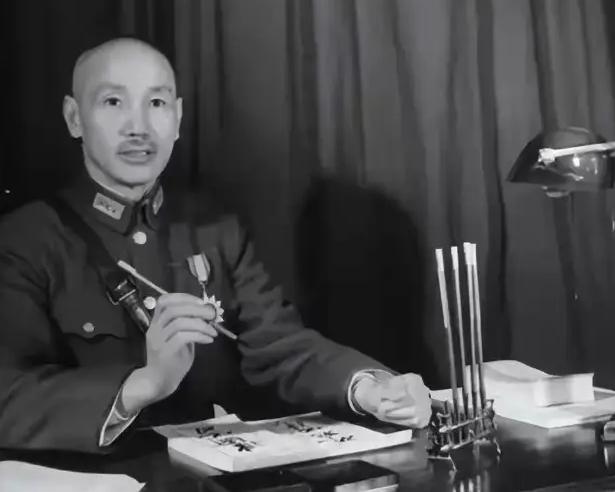 老蒋临死都想不到，最大的卧底不是吴石，而是天天陪他开会的他！