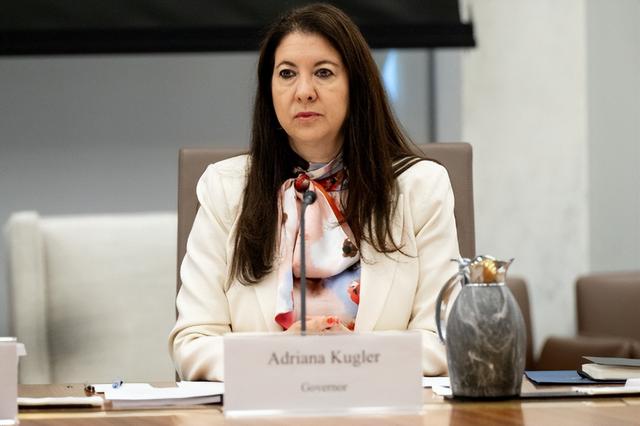 美联储又爆丑闻！高官噤声期交易个股，辞职后特朗普火速补位