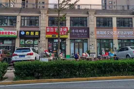 香溢紫郡楼下餐馆占用公共停车位摆摊 物业和执法人员只能劝阻图片