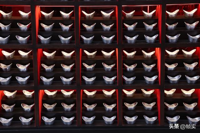 沾沾财气，千年古镇上海七宝老街惊现 “银墙” 打卡点