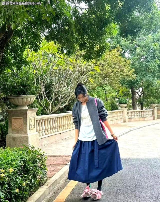 被“东北全智贤”孙千美到啦！灰色夹克搭藏蓝色半裙，尽显高级感
