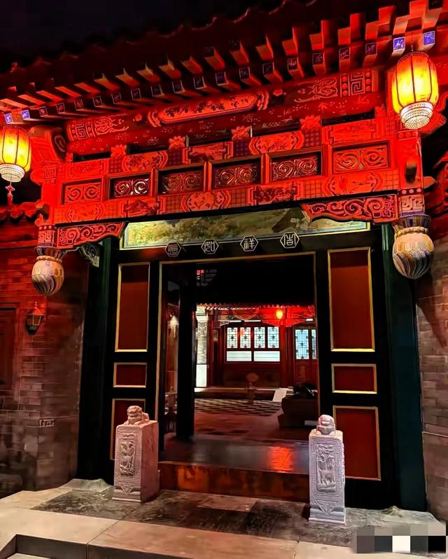 王诗龄夜探自家北京小院！一袭旗袍+静默神情 中式氛围感有点吓人