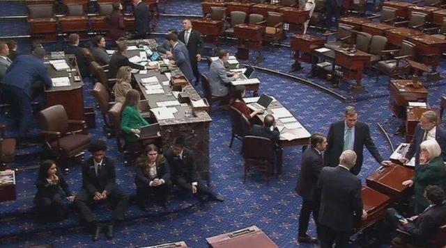 惨！美国政府关门36天破纪录，80万雇员无奈跑外卖，美股要崩了？