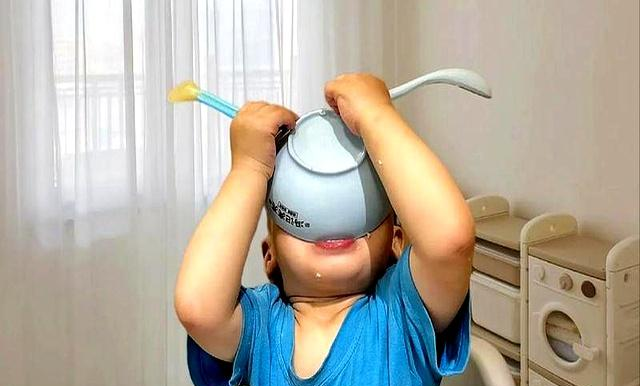 孩子超过这个月龄，就一定要自己吃饭，父母别等娃变笨后才后悔