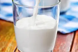 喝牛奶要知道的4个真相！千万别被误导，小心健康危害图片