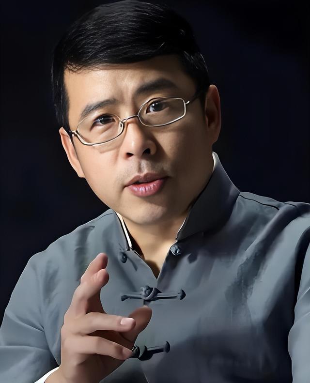 那个曾扬言让中国给全世界道歉，惨遭央视开除的阿丘，如今怎样了
