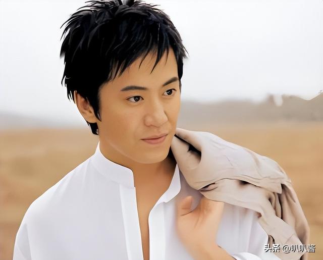 他8次上春晚，作死被捕入狱，如今56岁无人问津，沦落到四处走穴