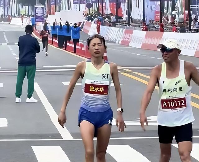 张水华也没想到，离春节不到一个月，白岩松竟因一个举动口碑暴增