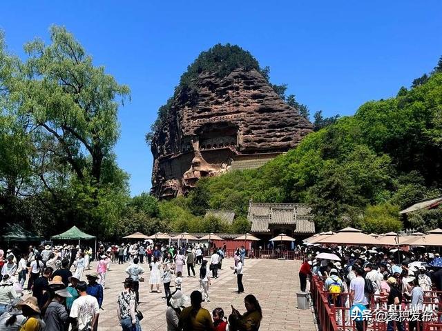 【多彩“双节” 畅游麦积】在麦积山的绚烂秋色中邂逅“东方微笑”