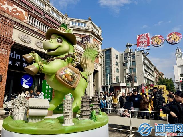 六匹骏马聚首古城！泉州古城马年IP“东·守守”压轴亮相