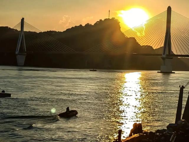 5天4晚，乘“长江一号”游览长江三峡