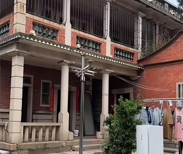 赖昌星妻子曾明娜现状	，独居3000平老宅，做饭弄花草活成人生赢家