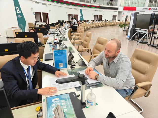 不止北上广深，为何这个小城市也吸引上万外国人定居？
