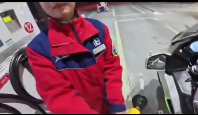 男子加油站滋油后续！因摩托车加油被拒，已被行政拘留	，身份被扒