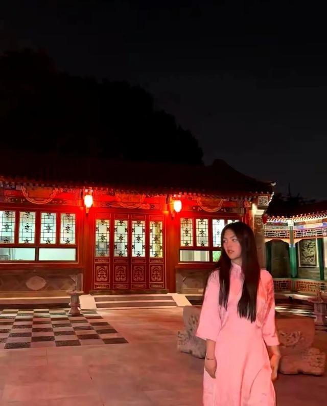 李湘的女儿王诗龄在自家北京小院拍照，配这个色调看上去有点吓人