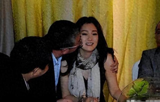 陪玩陪睡根本不够！目无王法、集体开嫖，周迅遭殃 阴暗面彻底曝光