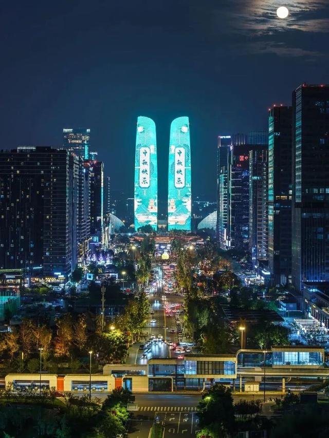 这么近那么美，放假来成都耍一回！