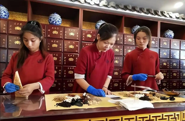 大量日本游客涌入北京，打着旅游幌子不去旅游不吃美食，为啥来？