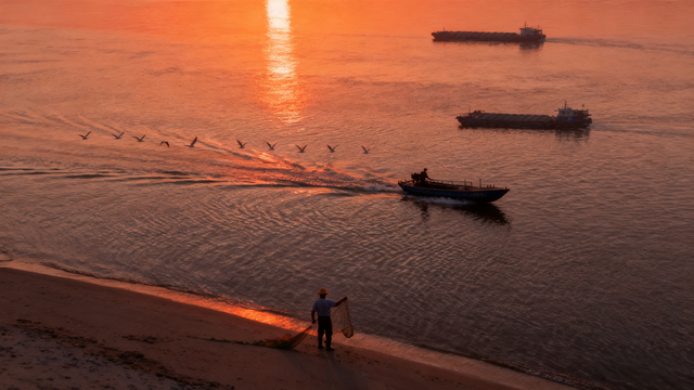 夕阳坠入江心，把晚霞酿成了温柔的晚安