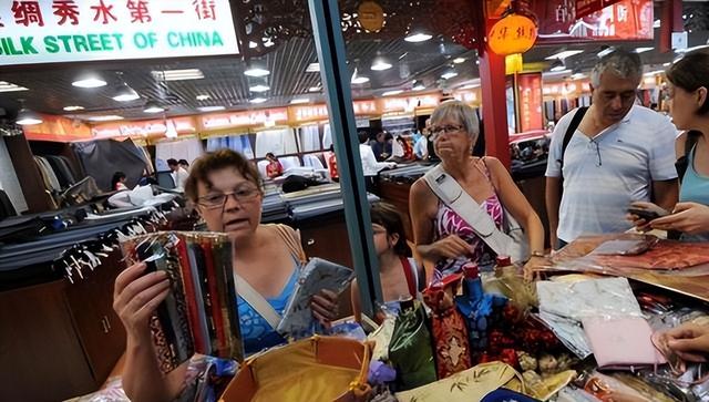 大量日本游客涌入北京，打着旅游幌子不去旅游不吃美食，为啥来？
