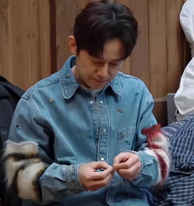 世上没后悔药？无妻无子、与保姆相伴的何炅，走上了另外一条道路