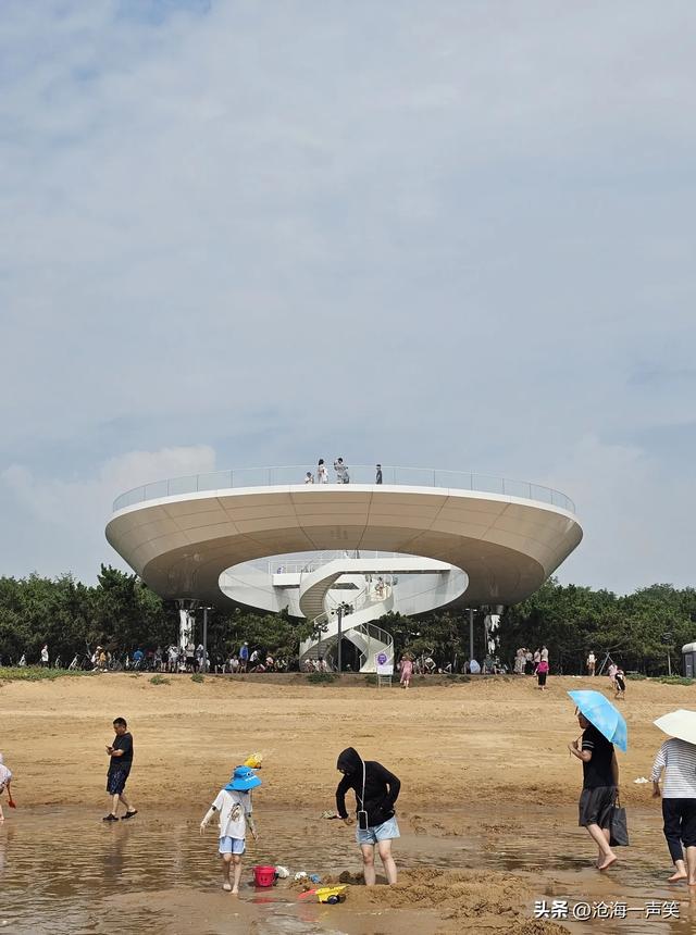 波浪，沙滩，海浪声，欢笑声，一声盖过一声，快乐最重要！