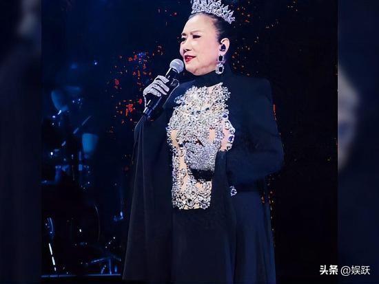 78岁路都走不稳还开演唱会捞金，全网恶评如潮	，她却扬言回馈粉丝
