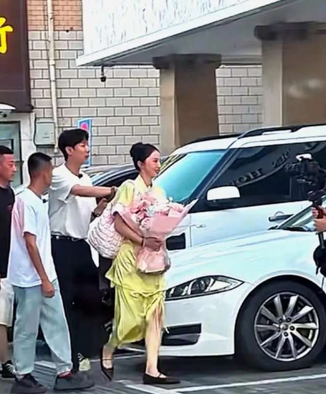 董璇再婚婚宴现场照流出，旗袍朴素无婚戒，请帖暗藏玄机
