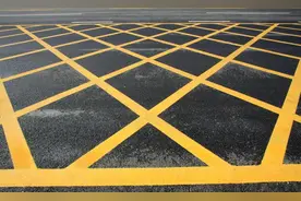 大胖“黄色网格线”区域停车！这些车被抓拍处罚→图片